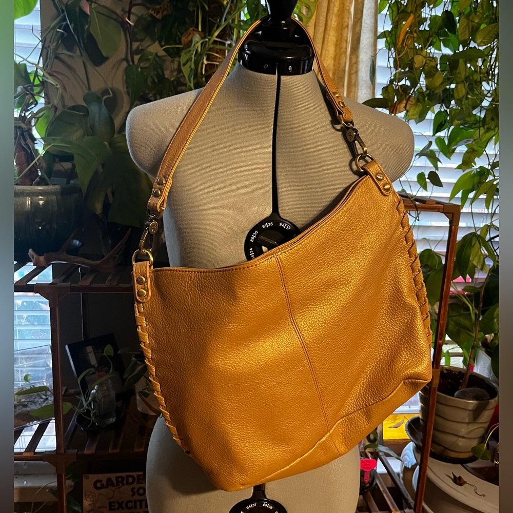 Elegant Shimmering Tan Leather Shoulder Bag